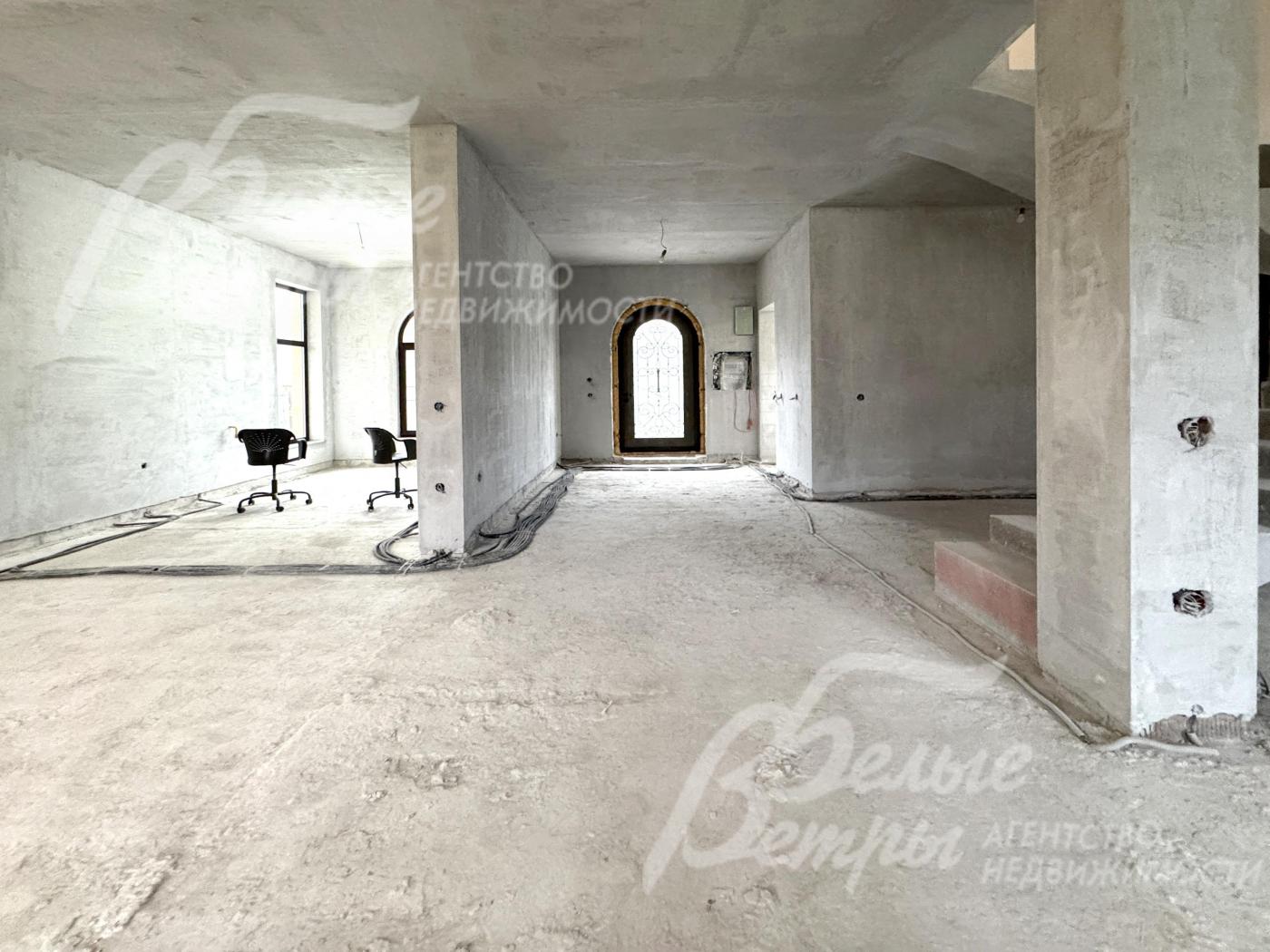 Электрика и сантехника полностью разведены по точкам: электропроводка в чёрной гофре доведена до всех комнат