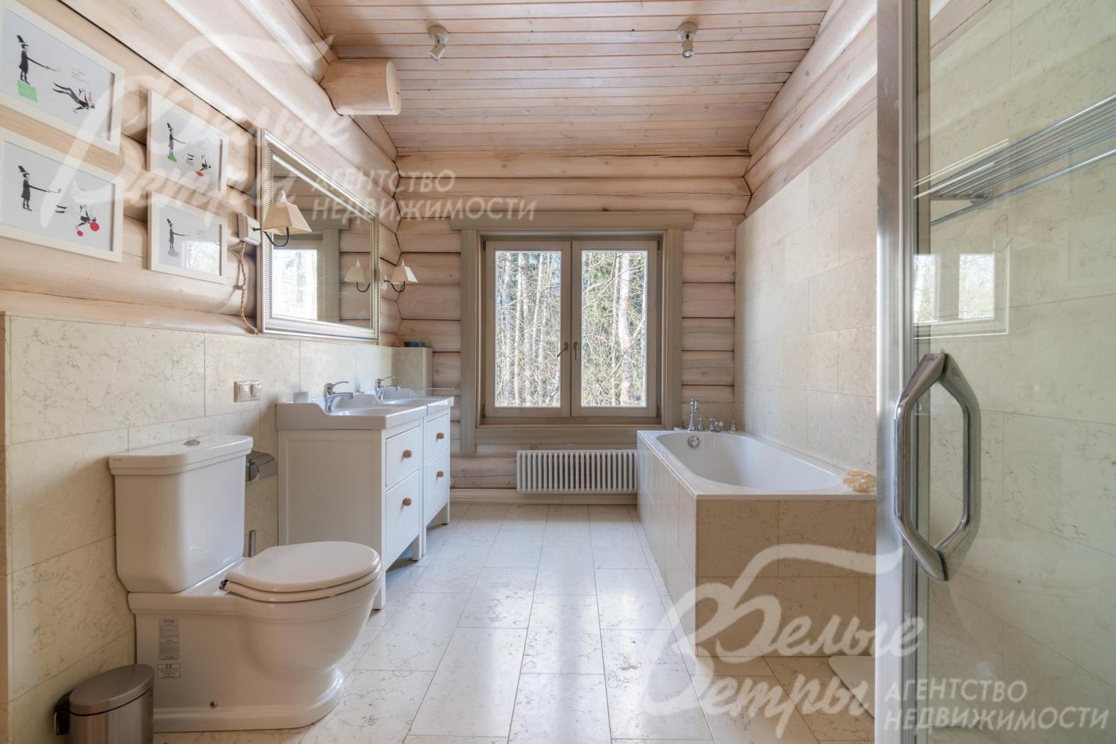 Общий санузел с ванной и душем на 2-м этаже