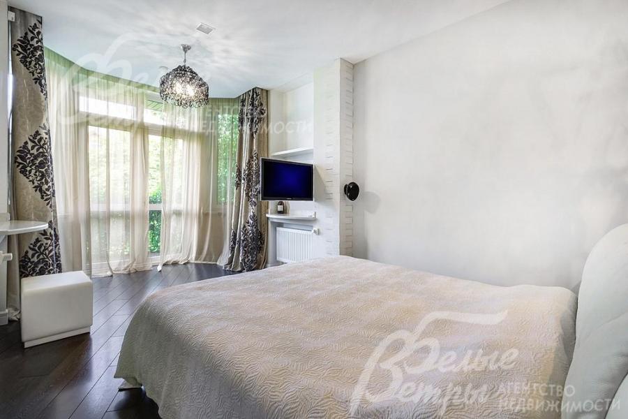 Главная спальня на 2ом этаже с балконом и гардеробной.