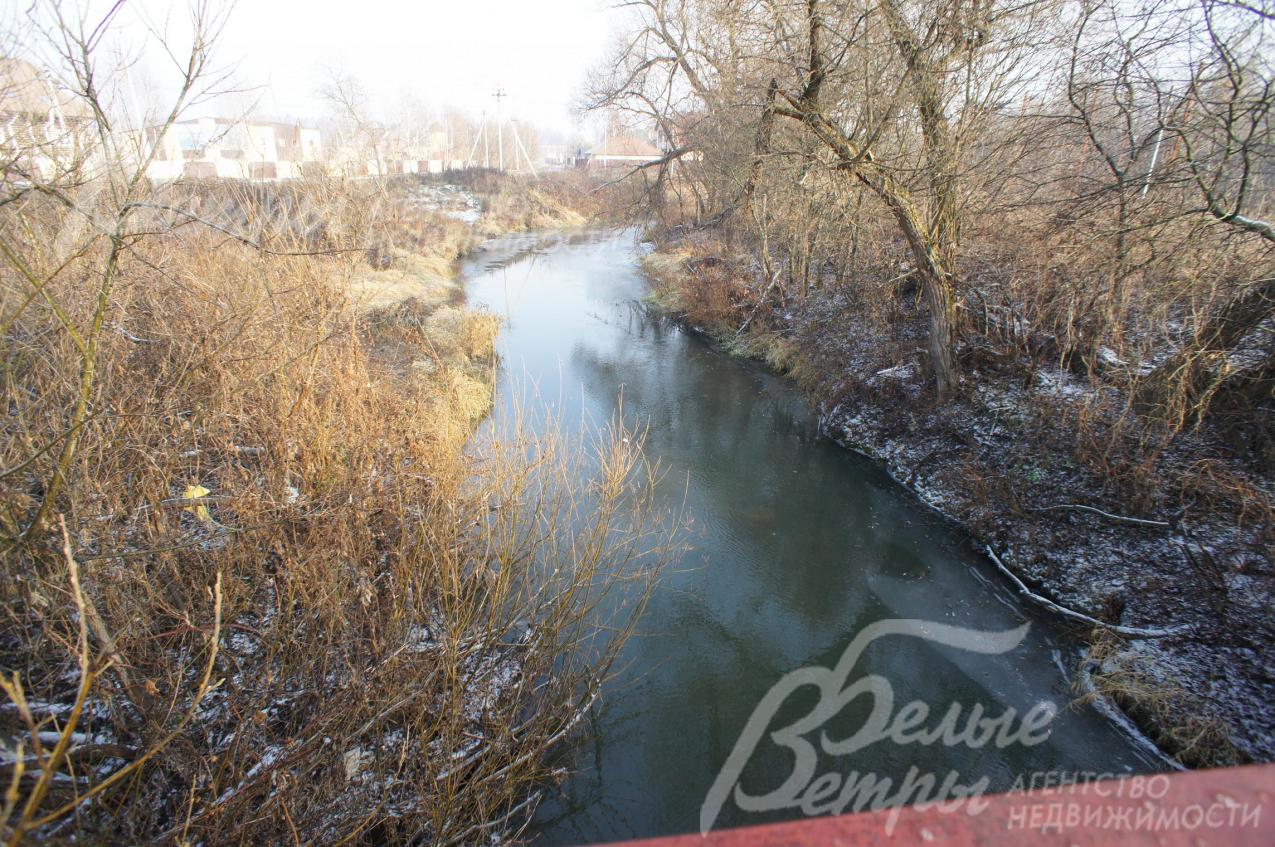 Поселок расположен в излучине реки Пахра.