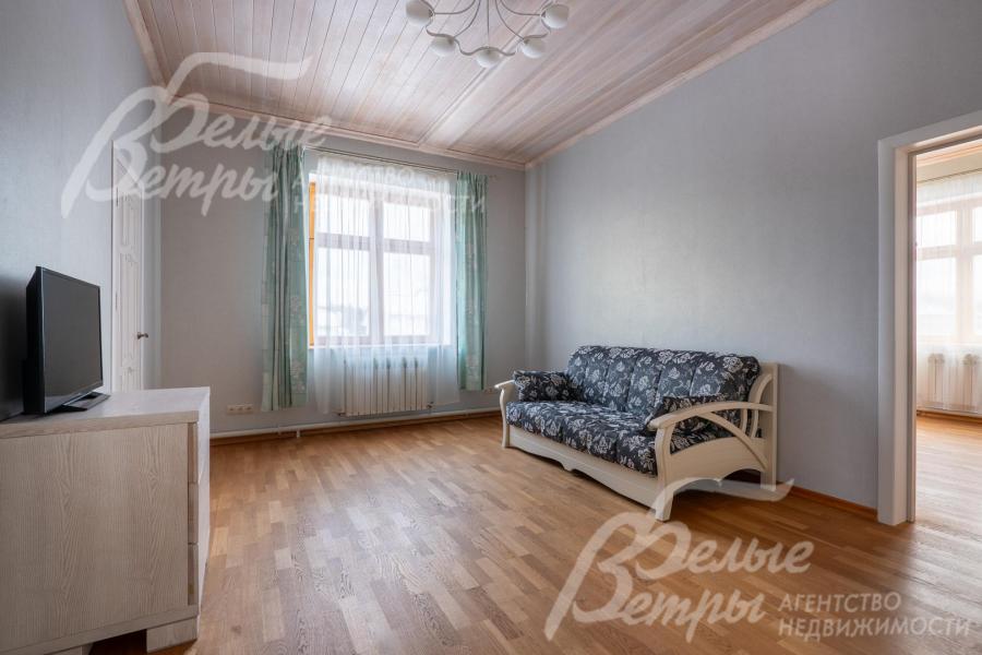 В одной из спален установлен диван - комнату можно использовать как гостевую