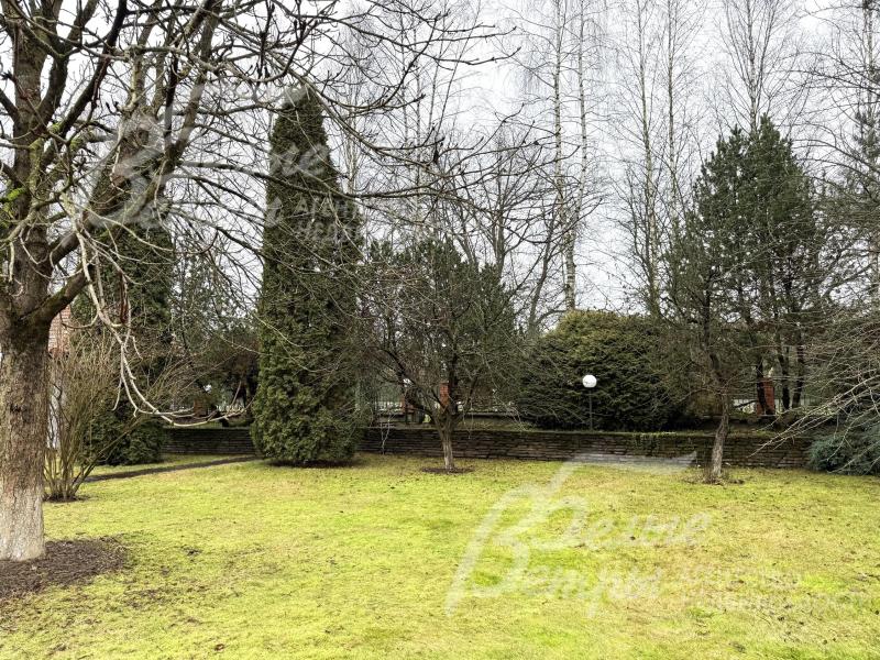 Участок – с лесопарковым ландшафтным дизайном, на участке высажены взрослые деревья и декоративные кустарники