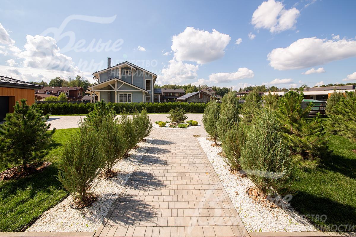 Дорожка от центрального входа дома и вид на соседний участок