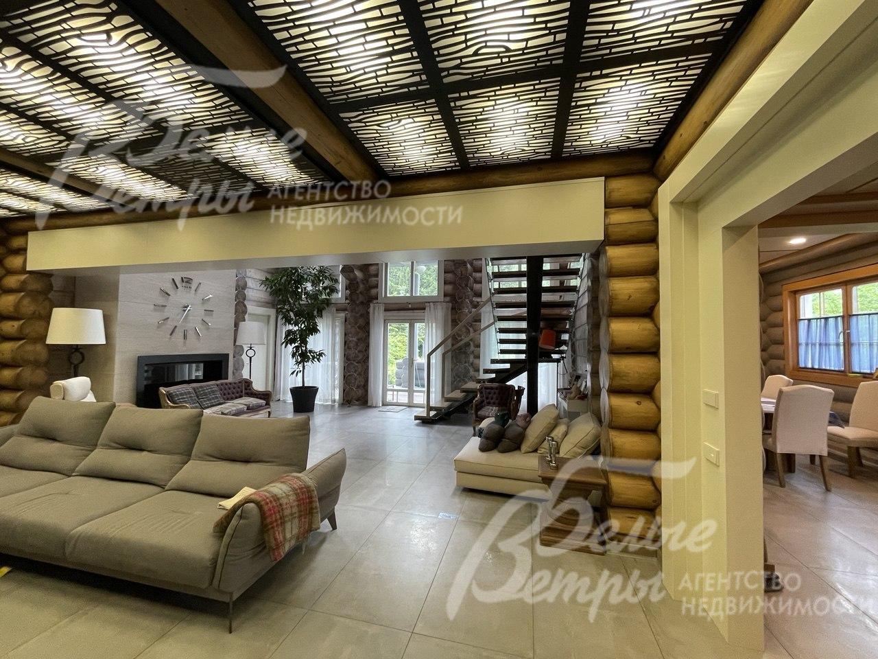 Потолок в гостиной - дизайнерское решение.