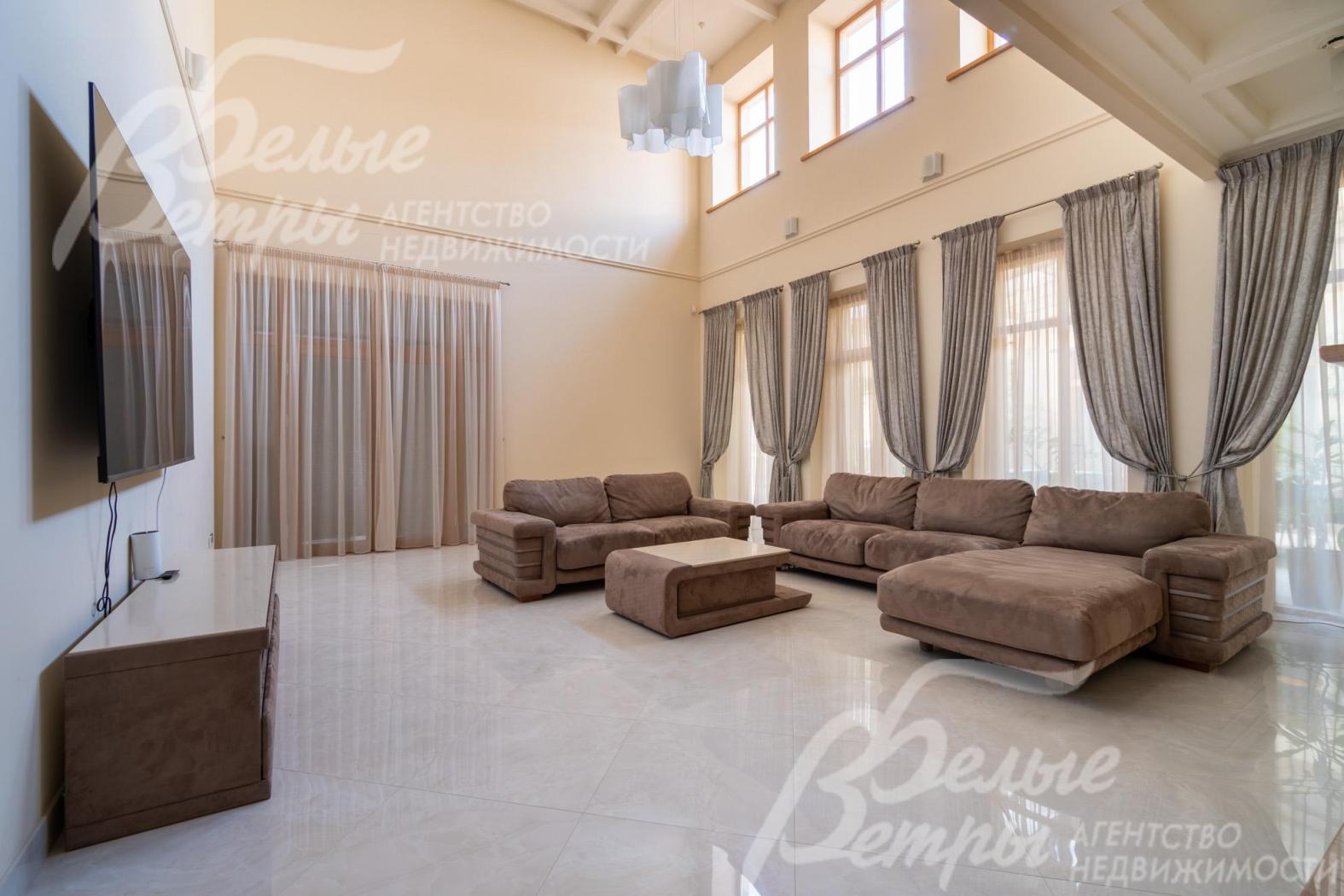 Дом полностью укомплектован новой импортной мебелью, интерьер дополнен декором - дом готов к заселению