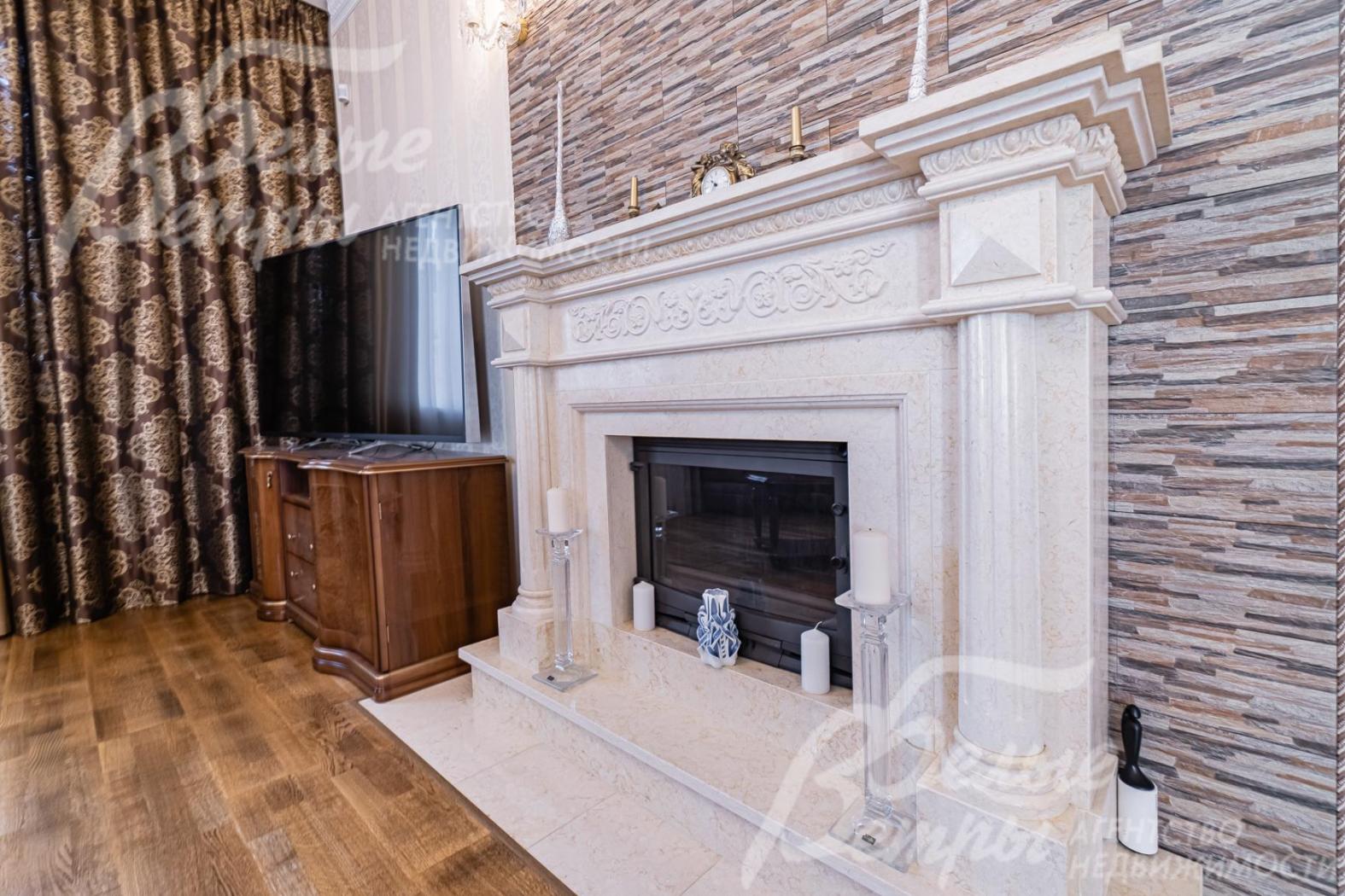 Камин облицован мрамором в классическом стиле