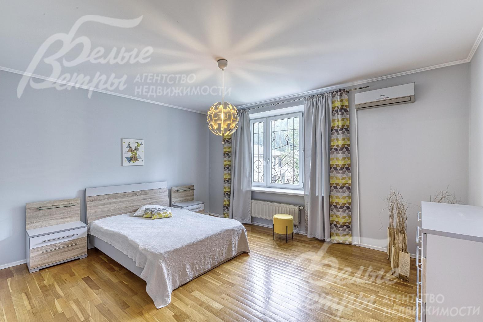 Одна из спален на втором этаже в светлых тонах