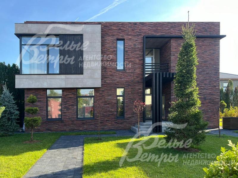 На фасаде облицовочный эффектный ригельный кирпич 