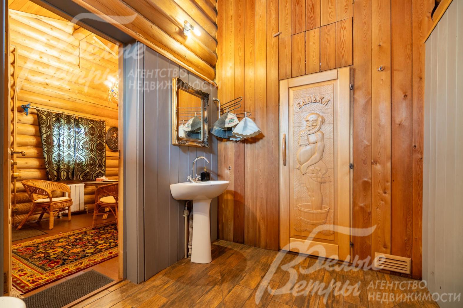 Перед парной находится предбанник с раковиной и душевой