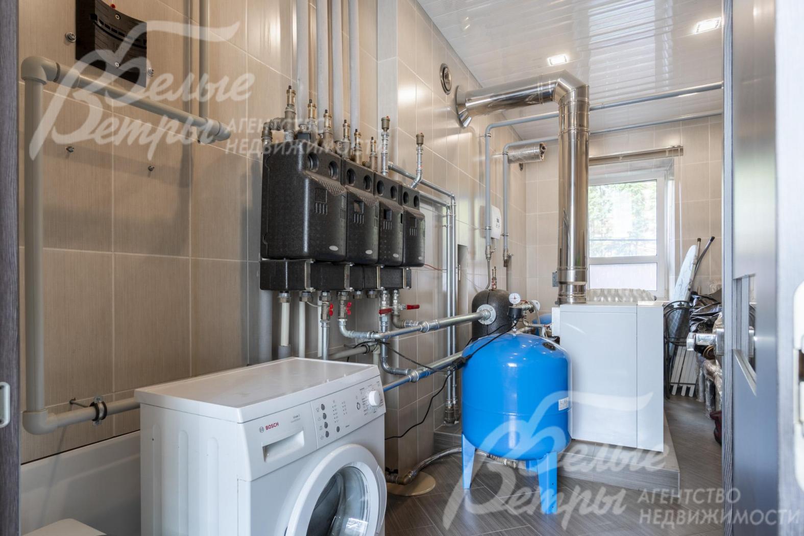 Котельная в гостевом доме на 1-м этаже. Отопление - от газового котла. Также в котельной установлены бойлер и стиральная машина