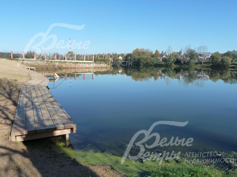 Поселок Русская усадьба расположен на берегу озера