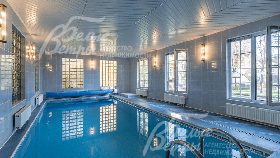 Панорамные окна в бассейне