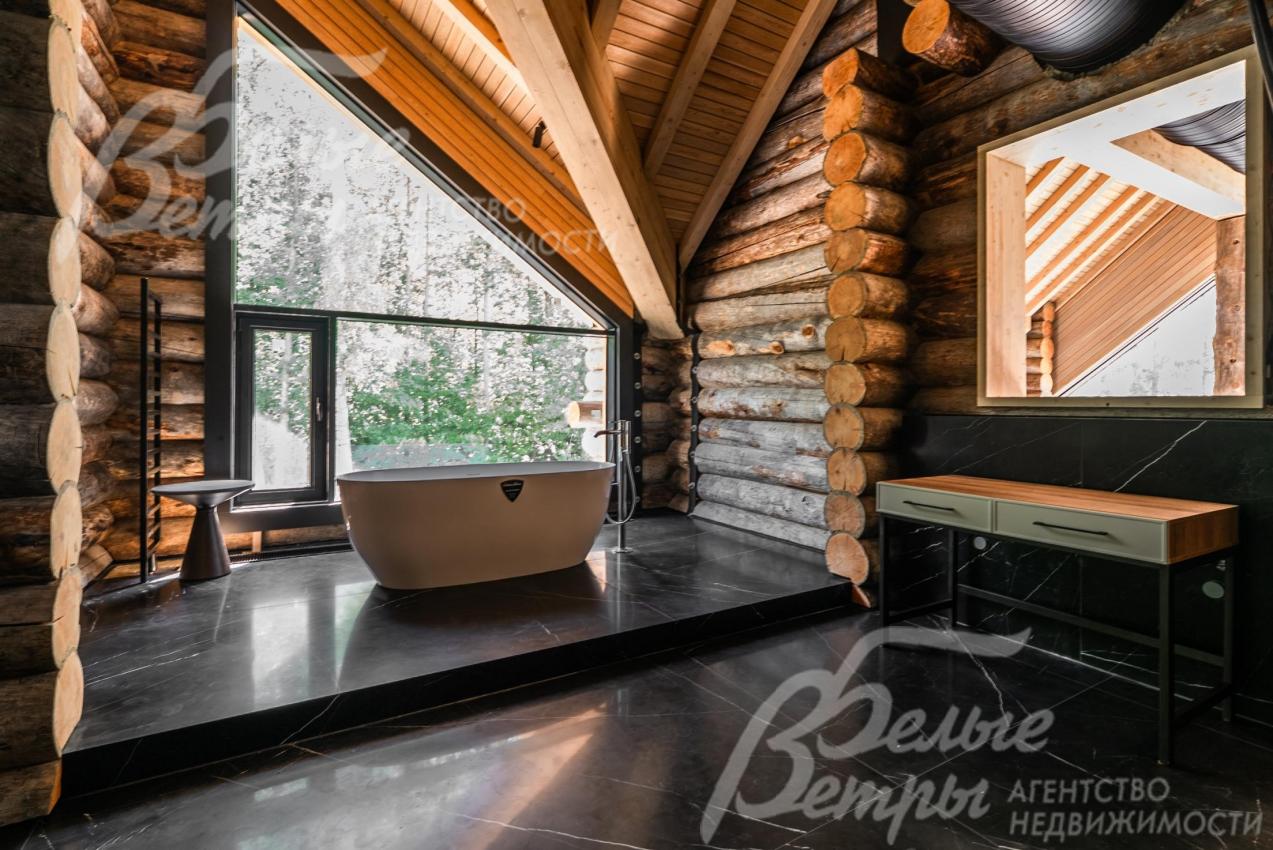 Санузел с ванной и душем при мастер спальне