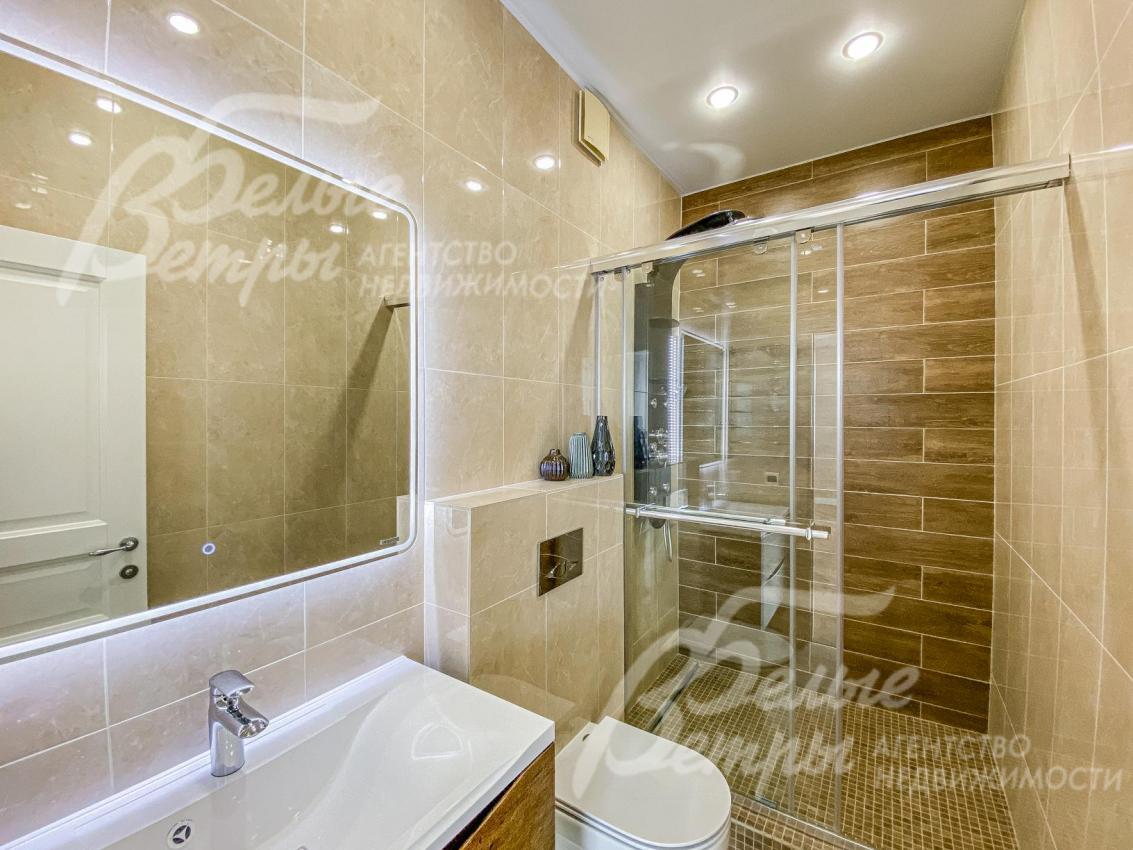 Санузел с душевой в мастер-спальне