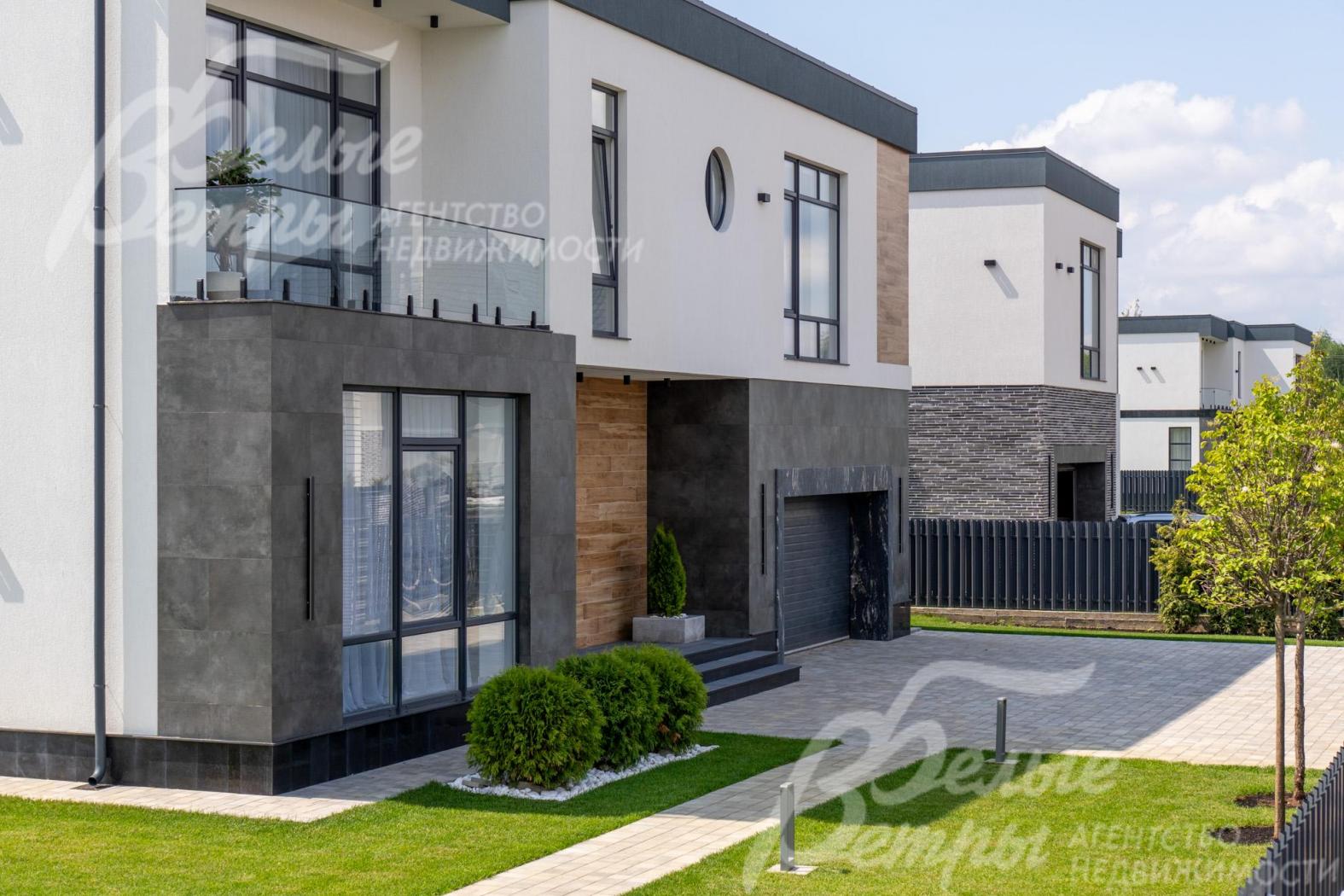 Внешние стены дома отделаны штукатуркой, цоколь - керамогранитом Porcelanosa, на цоколе и крыльце – натуральный гранит