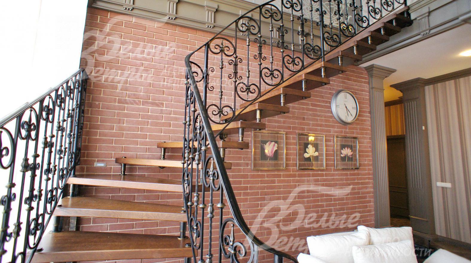 Лестница поворотная на больцах легкая, ступени дубовые, перила кованные.