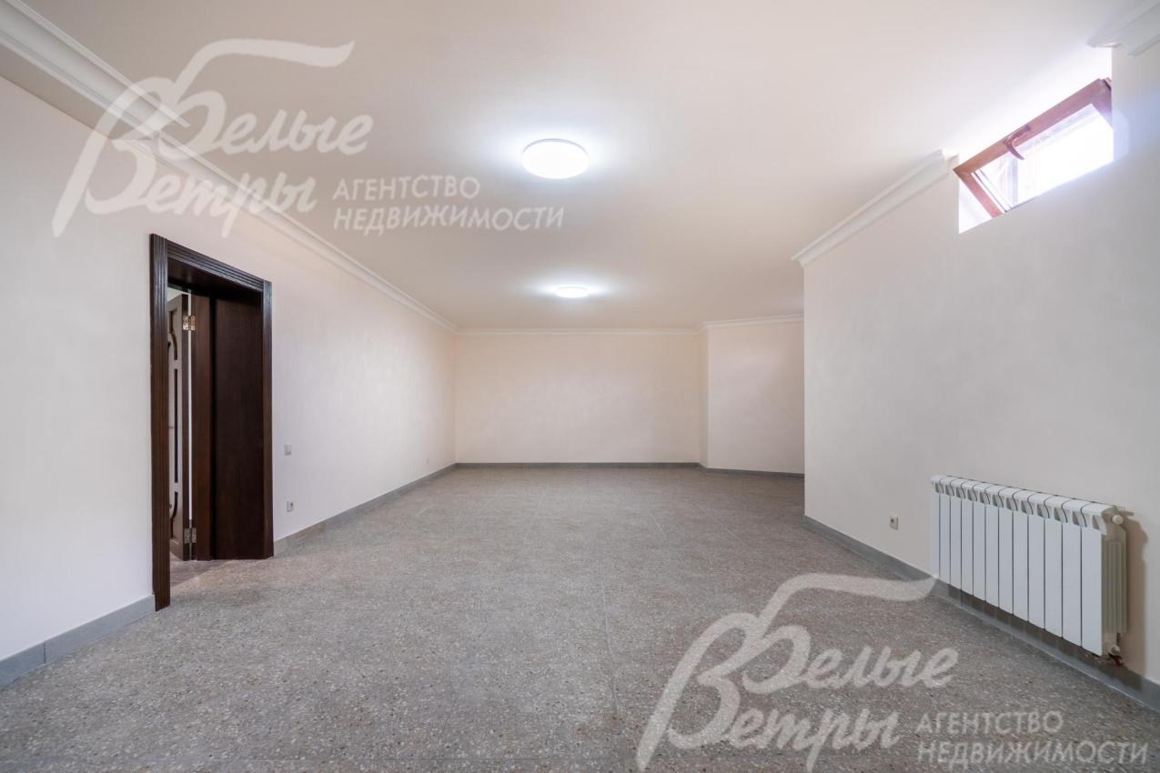 На цокольном этаже есть просторное помещение с окном, спланированное для спортивного зала