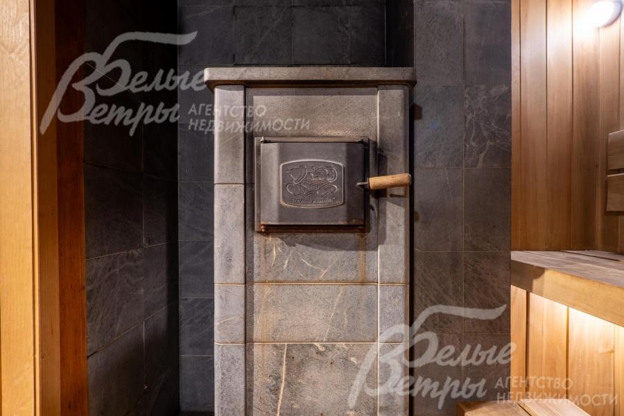 В парной - большая закрытая печь (дровяная), отделана талькохлоридом