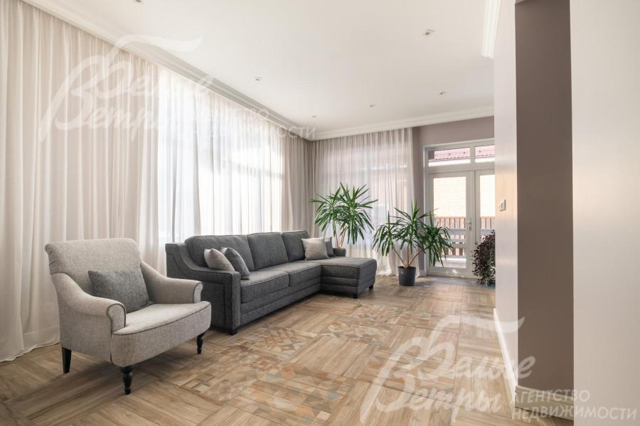 Дом - с готовой отделкой в стиле нео‑классики, полностью меблирован