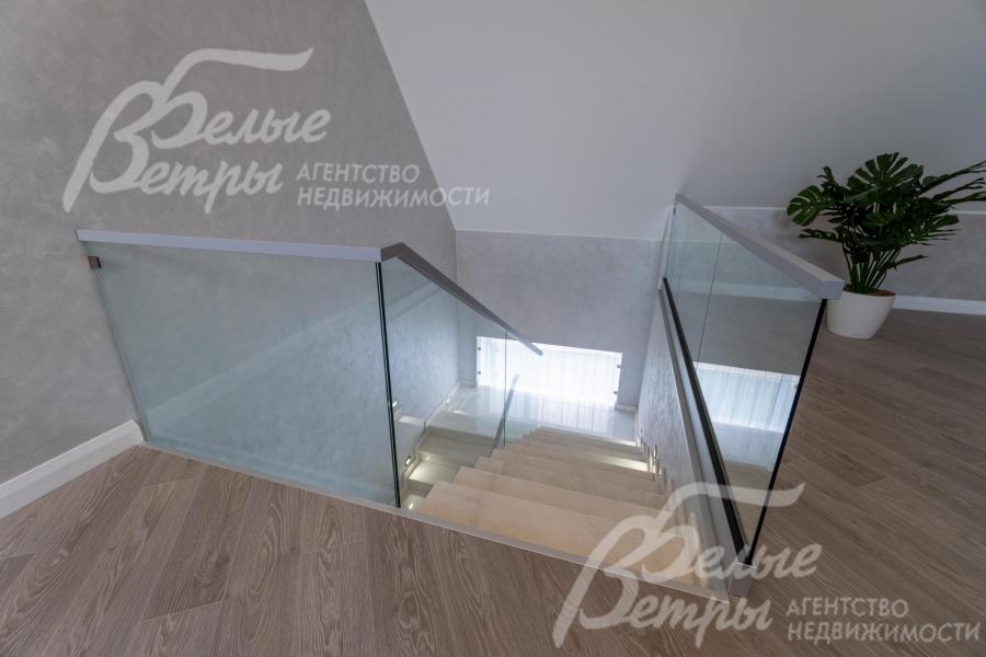 Стеклянное ограждение лестницы и дубовый деревянный поручень