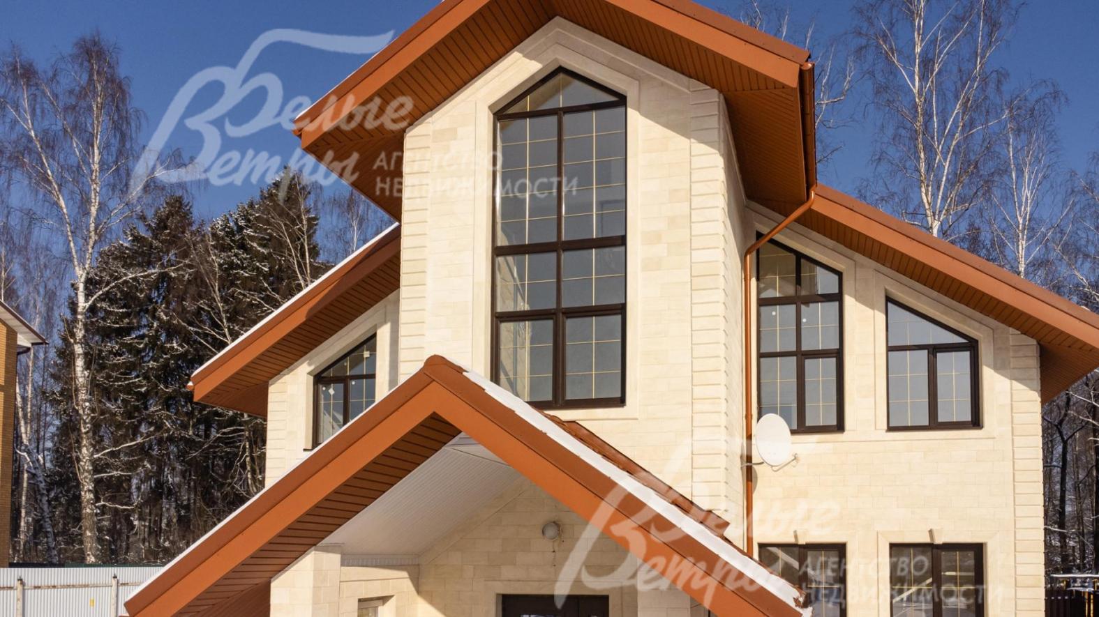 Коттедж выстроен из газобетона Бонолит и облицован дагестанским камнем.