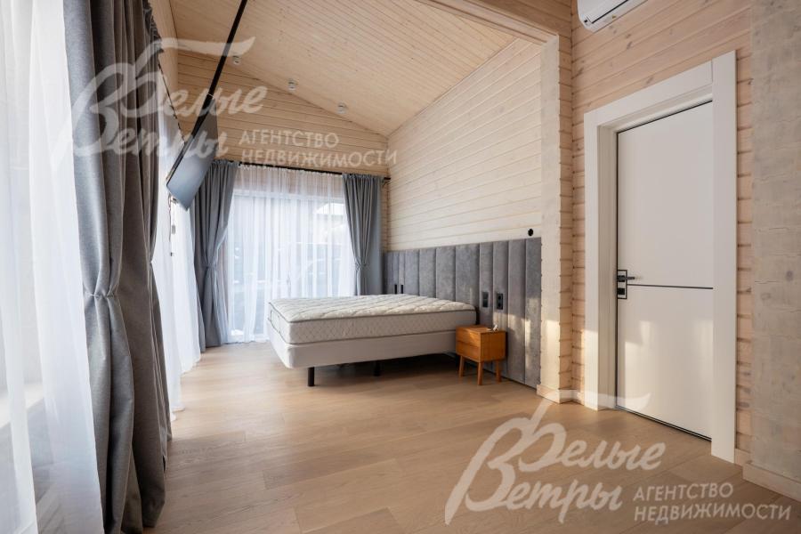 Мастер-спальня - с большими окнами и выходом на террасу через портал