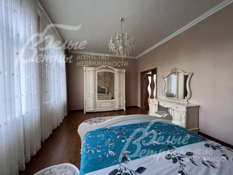 Спальный гарнитур выполнен в едином стиле.