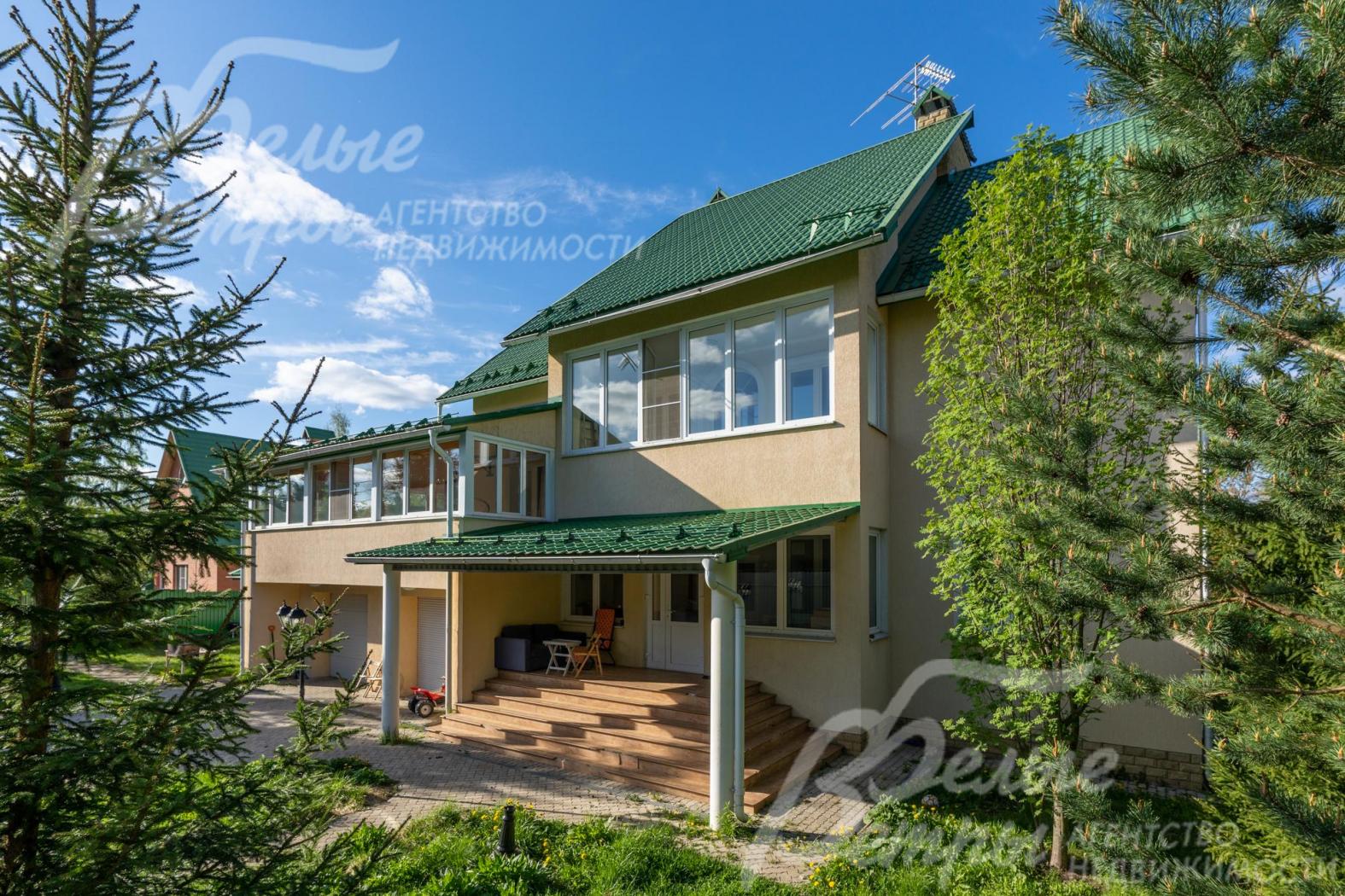 Добротный дом площадью 612 кв.м в обжитой коттеджной застройке Уварово