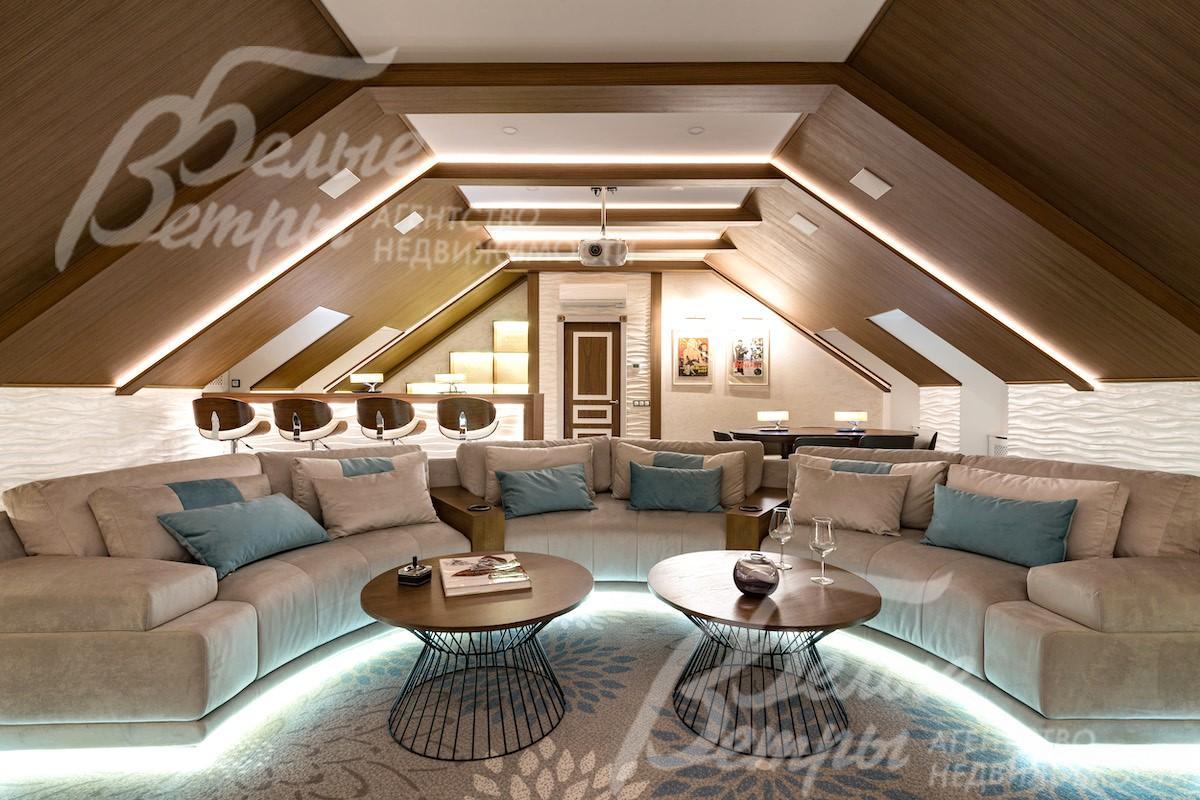 Уникальный кинозал с баром в мансарде