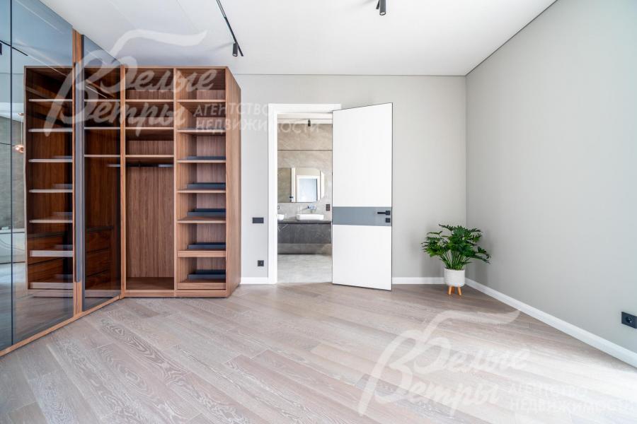 Спальня на втором этаже со стеллажом (все спальни в доме - с санузлами)