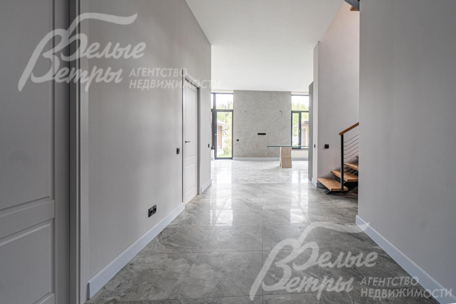 Холл первого этажа