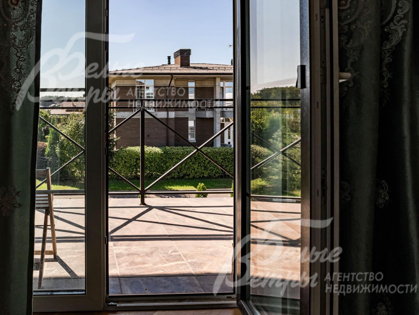 С балкона открывается вид на поселок