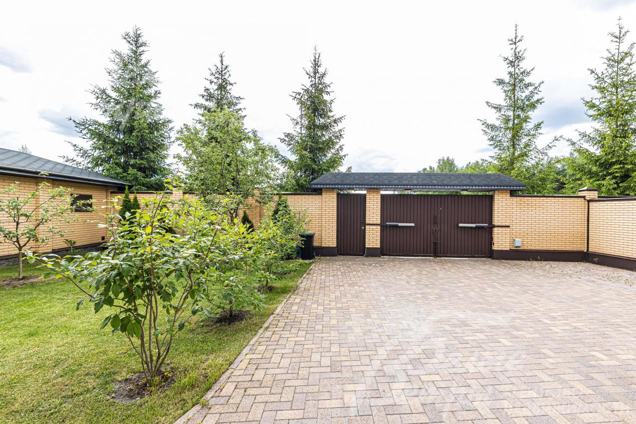 Участок по периметру огорожен высоким капитальным забором.