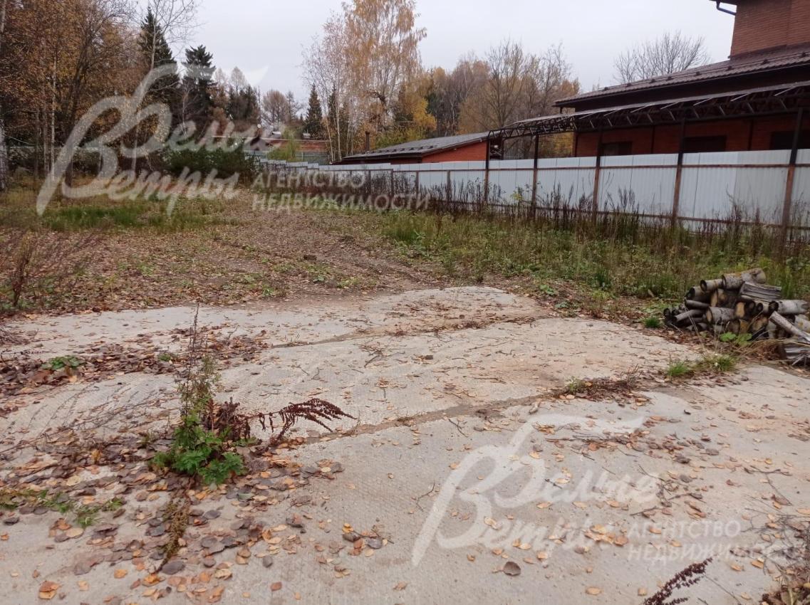 Выровненный участок правильной формы находится в центре поселка