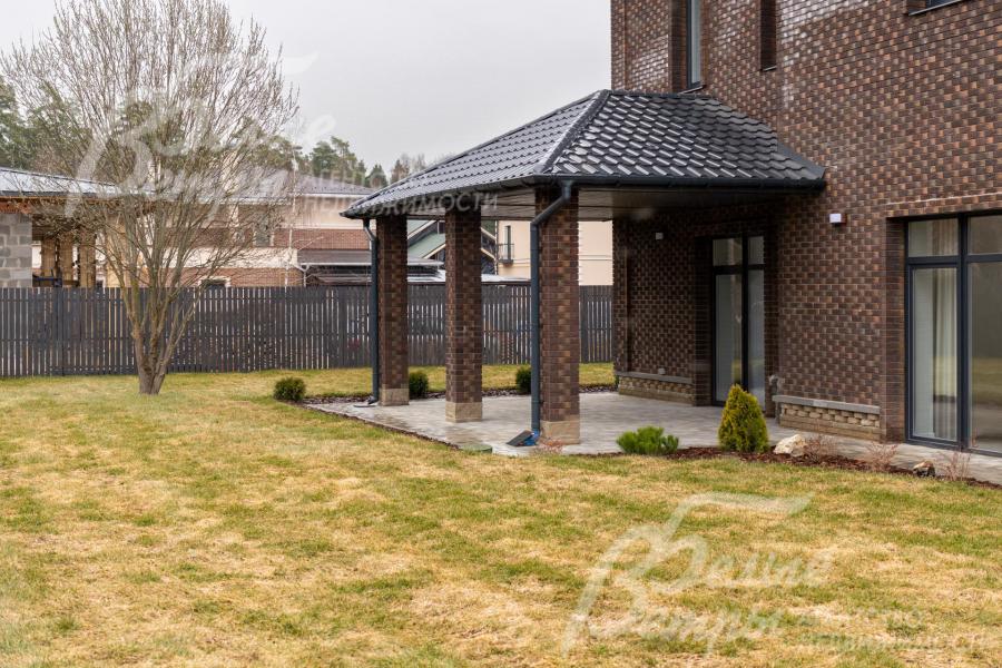 На первом этаже дома - панорамное остекление