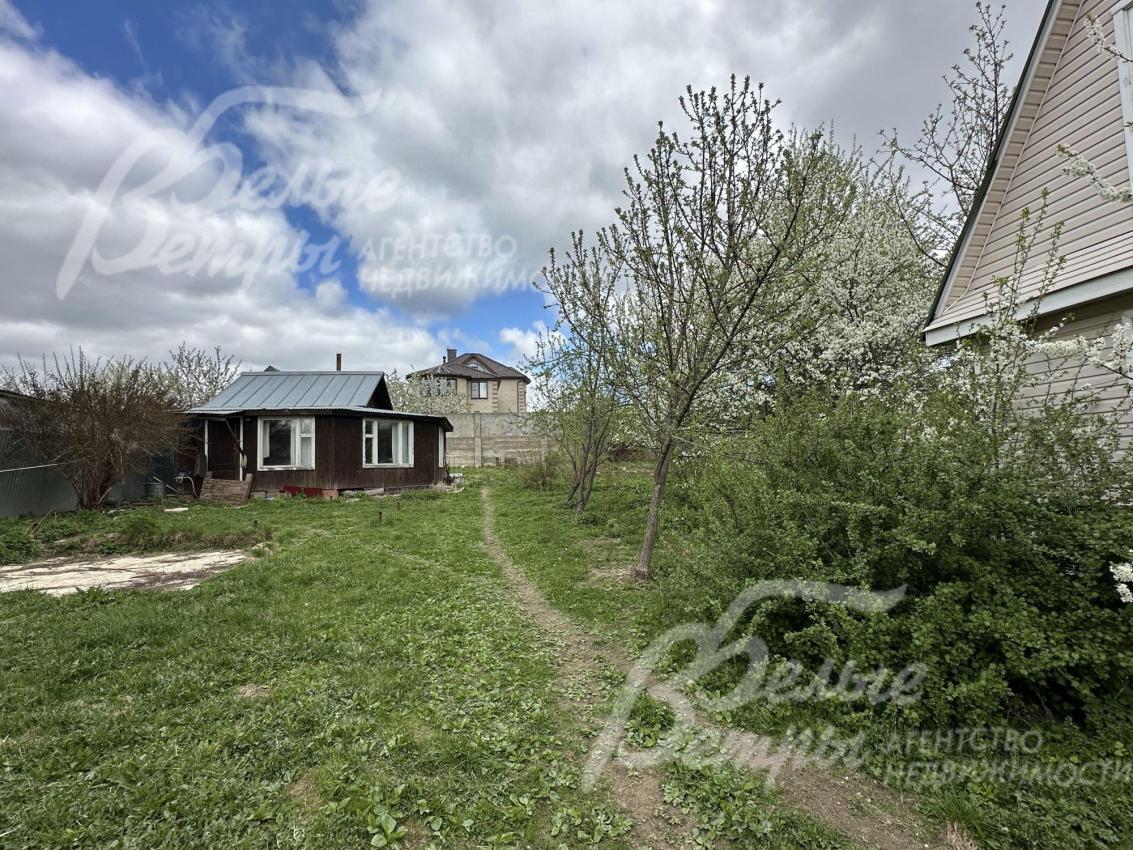 Дачные постройки на участке.