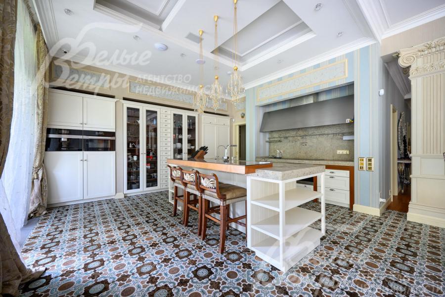 Гарнитур оснащен новой техникой и оборудованием марки Miele, столешница - из гранита