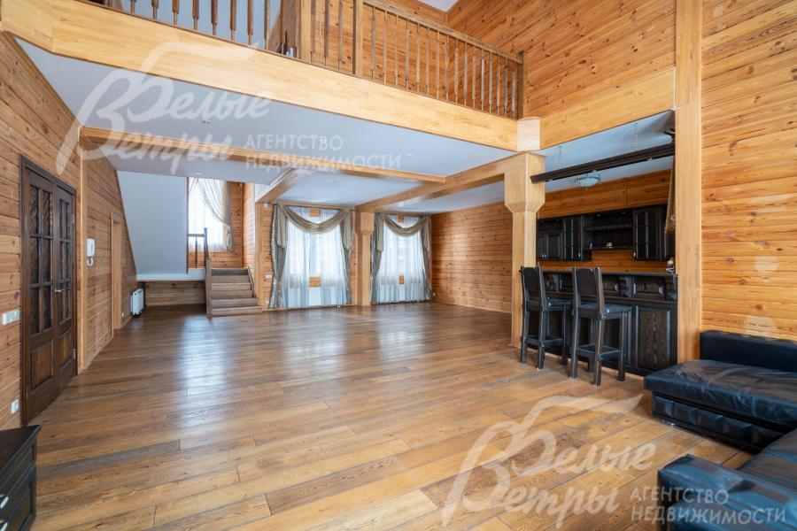 Стены гостевого дома отделаны вагонкой, полы - из массива дуба