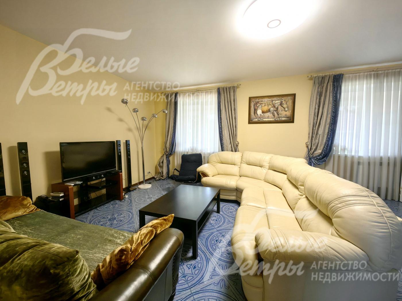 Большой уютный диван в гостиной.