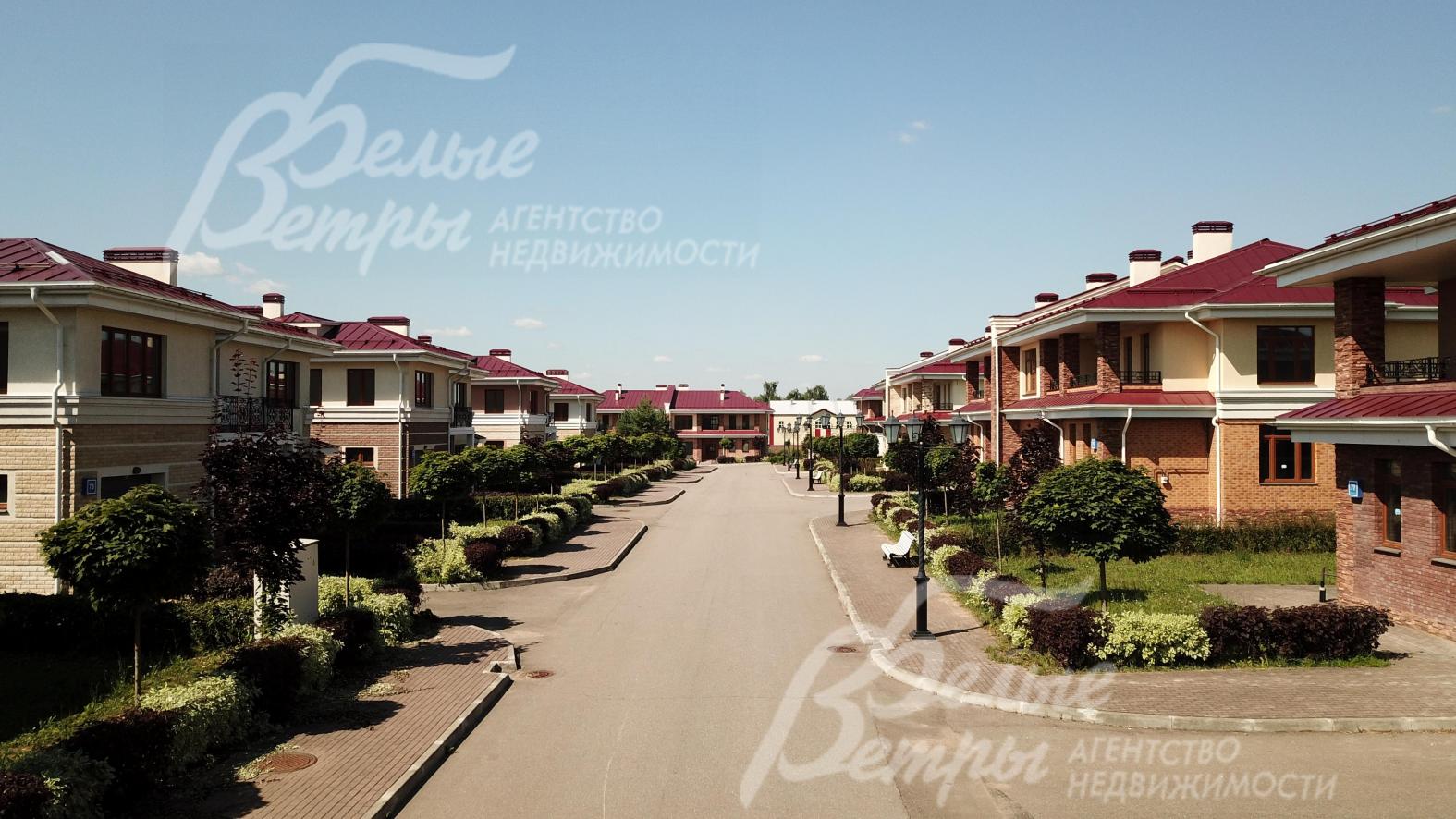 Широкие асфальтовые дороги и тротуары из брусчатки в поселке Ново-Никольское