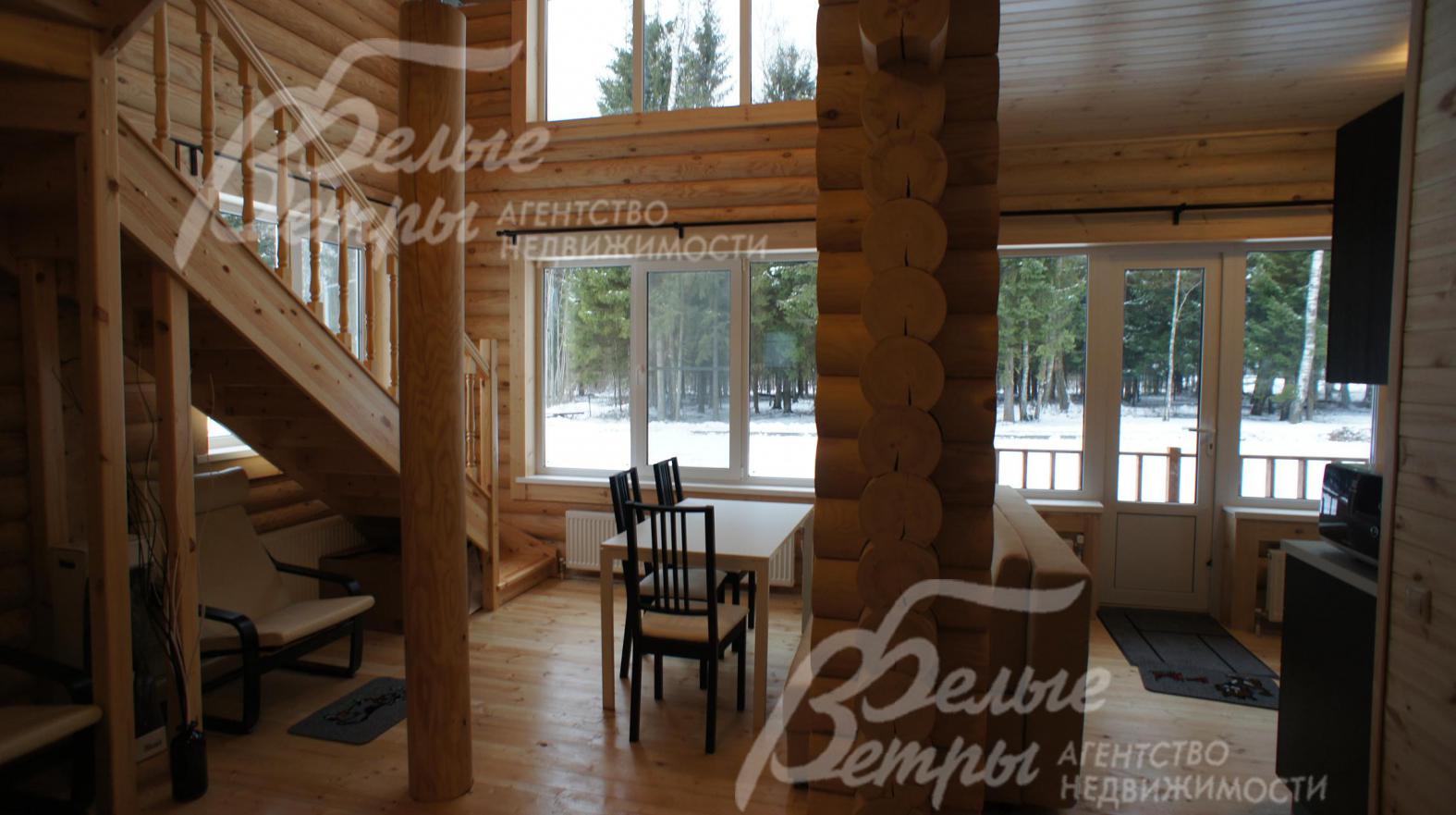 Из гостиной можно выйти на участок