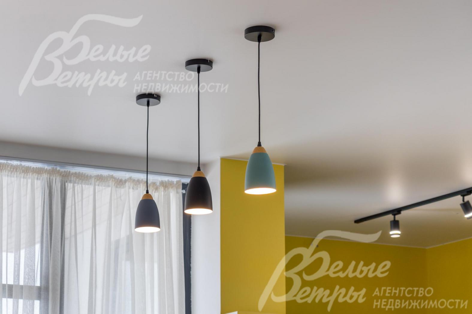 Установлены светильники, в том числе трековое освещение.