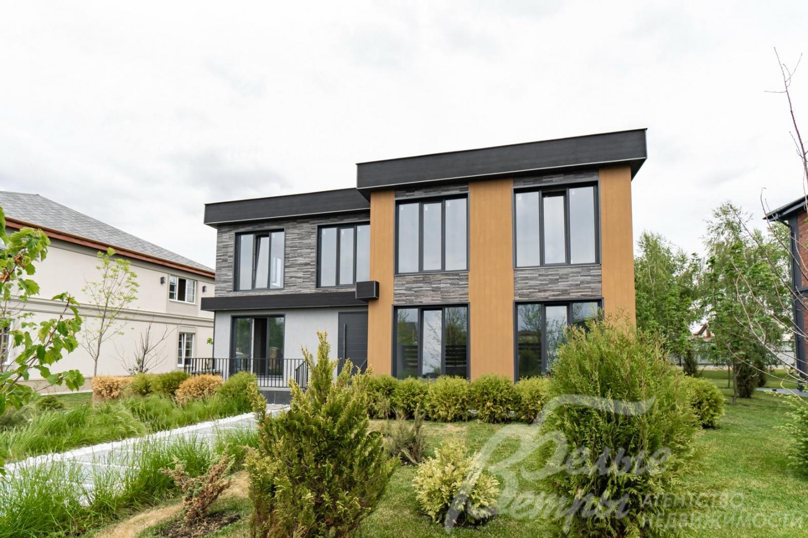 Современный коттедж площадью 291 кв.м в коттеджном поселке Певчее