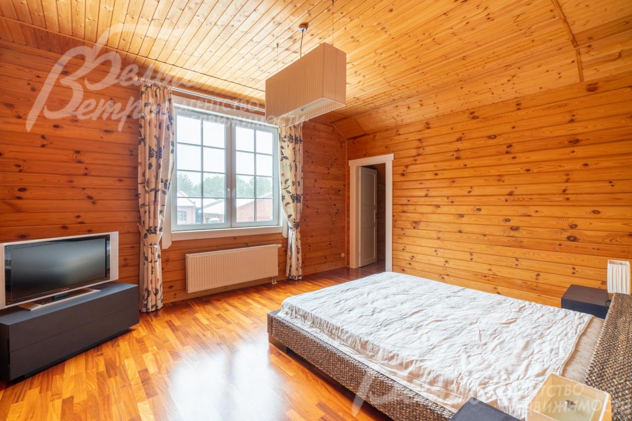 Одна из спален на втором этаже основного дома