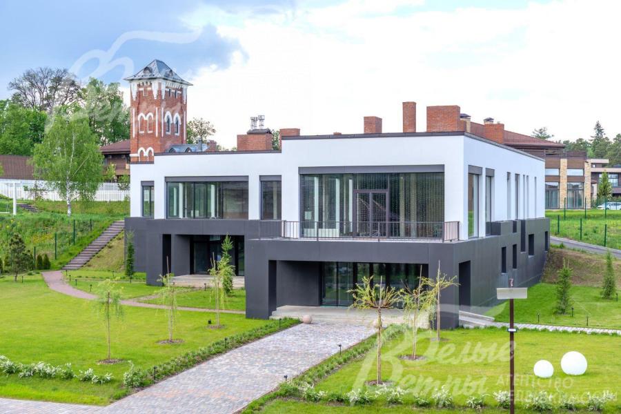 Спа-центр расположен напротив дома