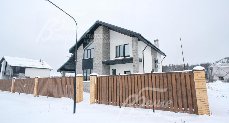 Дом сдается в состоянии внутри- под финишную отделку, снаружи- под ключ (сейчас в процессе строительства)