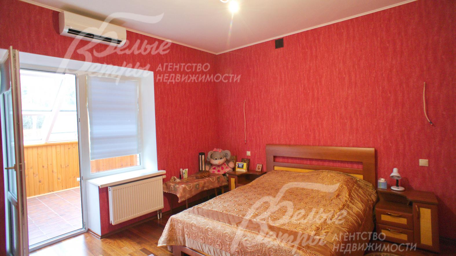 Главная спальня 17 кв.м с гардеробной 6 кв.м и выходом на застекленную лоджию 17 кв.м