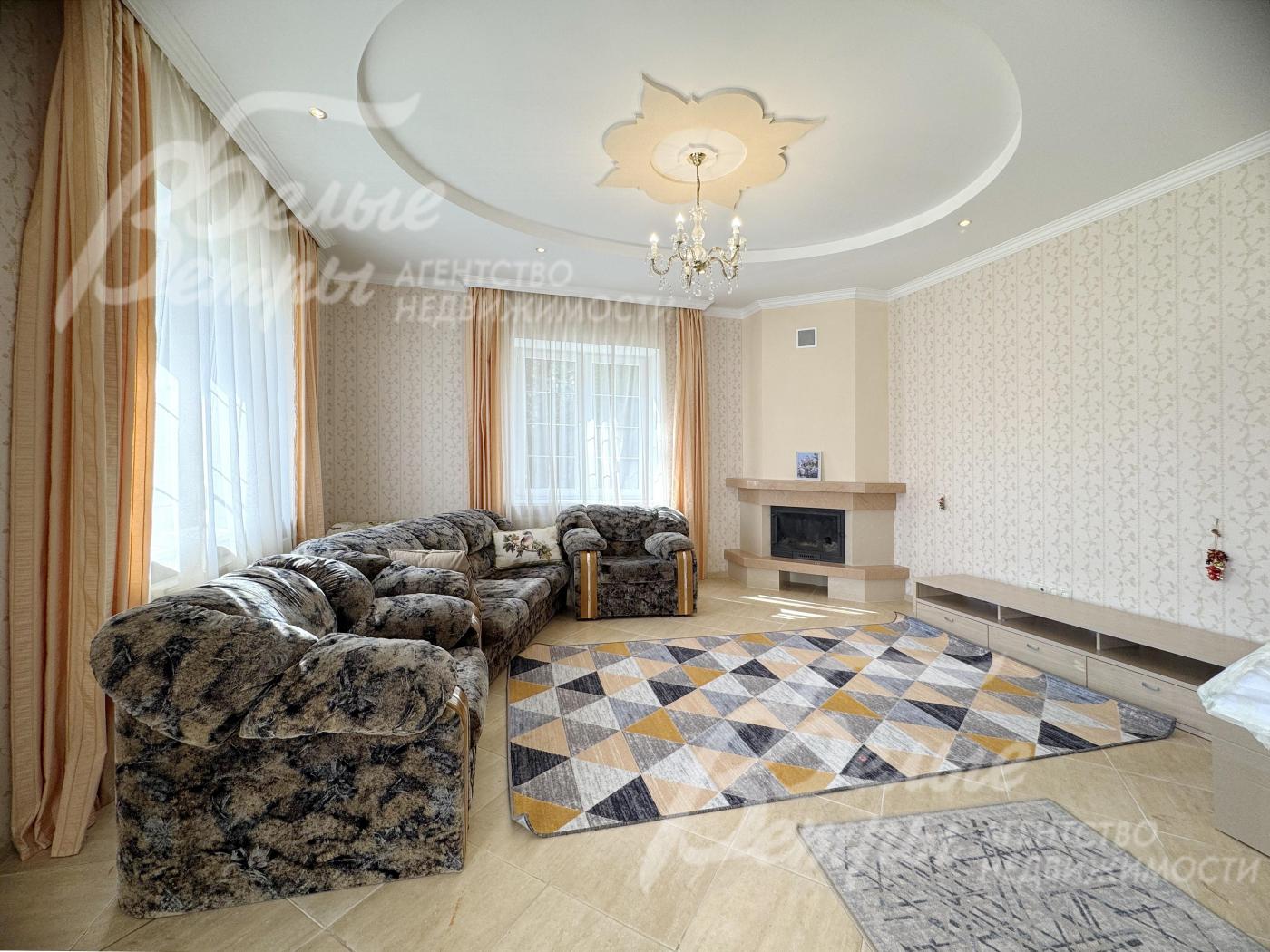 Светлую гостиную украшает камин