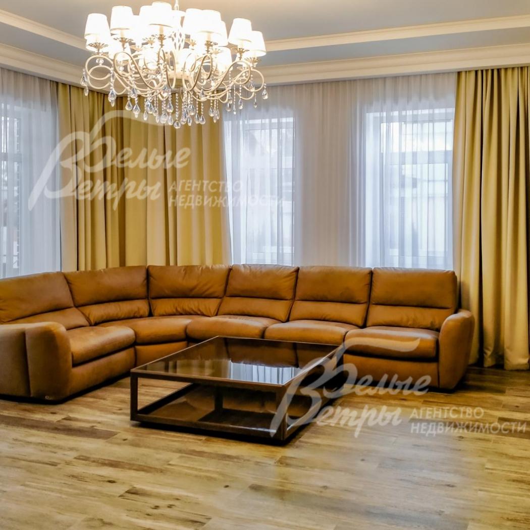 Гостиная с уютным мягким диваном 