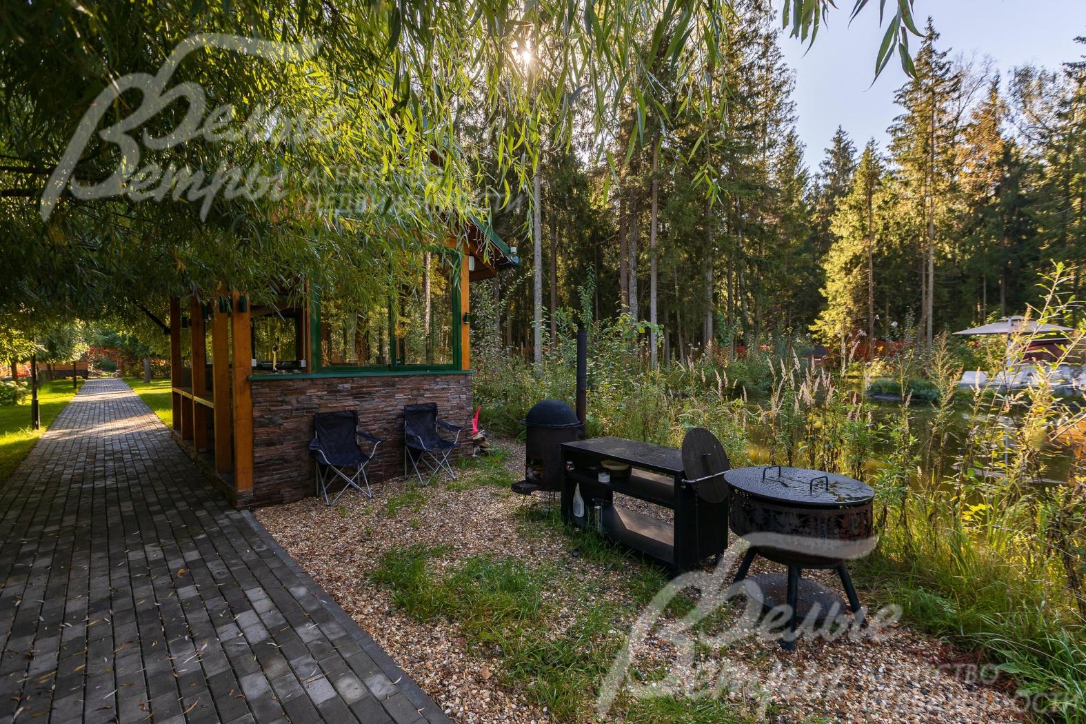 На участке стоит крытая летняя кухня с мангальной зоной